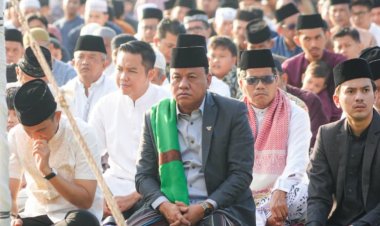 Sholat Idul Adha di Lapangan Limuno Teluk Kuantan, Bupati Suhardiman Ajak Masyarakat Perkuat Kepedulian Sosial