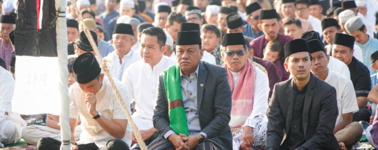 Sholat Idul Adha di Lapangan Limuno Teluk Kuantan, Bupati Suhardiman Ajak Masyarakat Perkuat Kepedulian Sosial