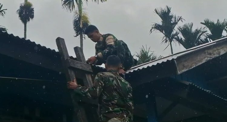 Pos Selal Yonif 751/VJS Pasang Solar Panel dan Aki untuk Warga Kampung Beringin