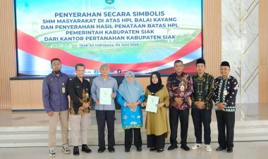 Bupati Siak Serahkan SHM Balai Kayang, Penantian 20 Tahun Warga Akhirnya Berakhir