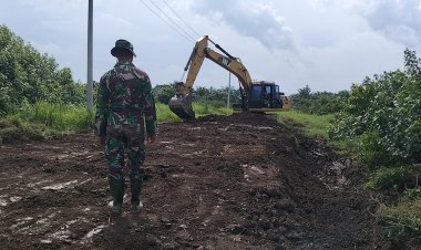Satgas TMMD Ke-129 Kodim 0313/KPR Timbun Jalan Berlubang Sepanjang 230 Meter Di Pangkalan Terap