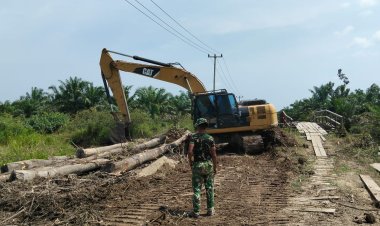 Jaga Kelancaran Pasokan Material, Satgas TMMD Ke-129 Kodim 0313/KPR Terus kerjakan Perbaikan Jembatan Penyeberangan Sementara