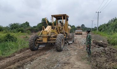 Fokus Pada Kualitas Jalan Sasaran TMMD Ke-129, Satgas Kodim 0313/KPR Kerahkan 7 Unit Dump Truck Ratakan Batu Pecah