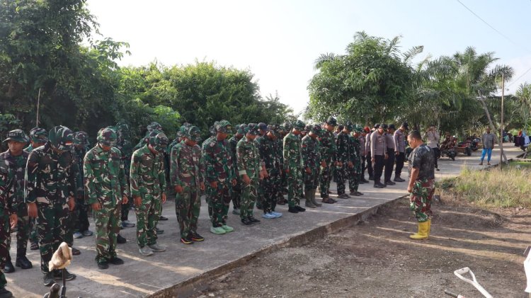 Awali Tugas dengan Disiplin, Danramil 15 Kuala Kampar Lettu Inf Feby Harahap Pimpin Apel Pagi dan Berikan Semangat kepada Tim Satgas TMMD