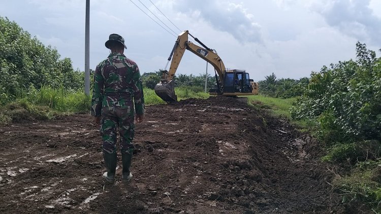 Satgas TMMD Ke-129 Kodim 0313/KPR Timbun Jalan Berlubang Sepanjang 230 Meter Di Pangkalan Terap