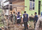 Perkuat Kemanunggalan dan Gotong Royong, Satgas TMMD ke-129 Kodim 0313/KPR Bersama Mahasiswa UNRI Pulas Rumah Bapak Dedi   