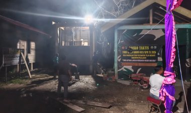 Semangat Gotong Royong Menerobos Malam, Pembangunan MCK Dusun 1 Terus Dipacu Satgas TMMD Kodim 0313/KPR