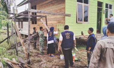 Perkuat Kemanunggalan dan Gotong Royong, Satgas TMMD ke-129 Kodim 0313/KPR Bersama Mahasiswa UNRI Pulas Rumah Bapak Dedi   