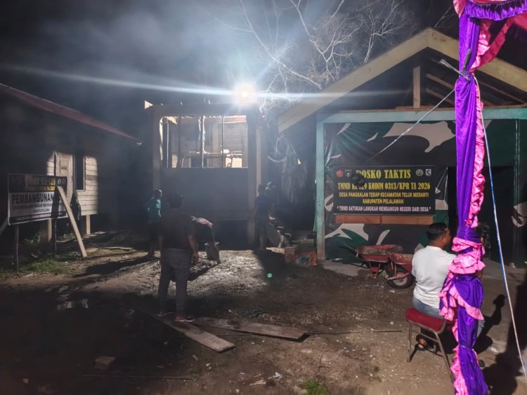 Semangat Gotong Royong Menerobos Malam, Pembangunan MCK Dusun 1 Terus Dipacu Satgas TMMD Kodim 0313/KPR