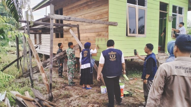 Perkuat Kemanunggalan dan Gotong Royong, Satgas TMMD ke-129 Kodim 0313/KPR Bersama Mahasiswa UNRI Pulas Rumah Bapak Dedi   